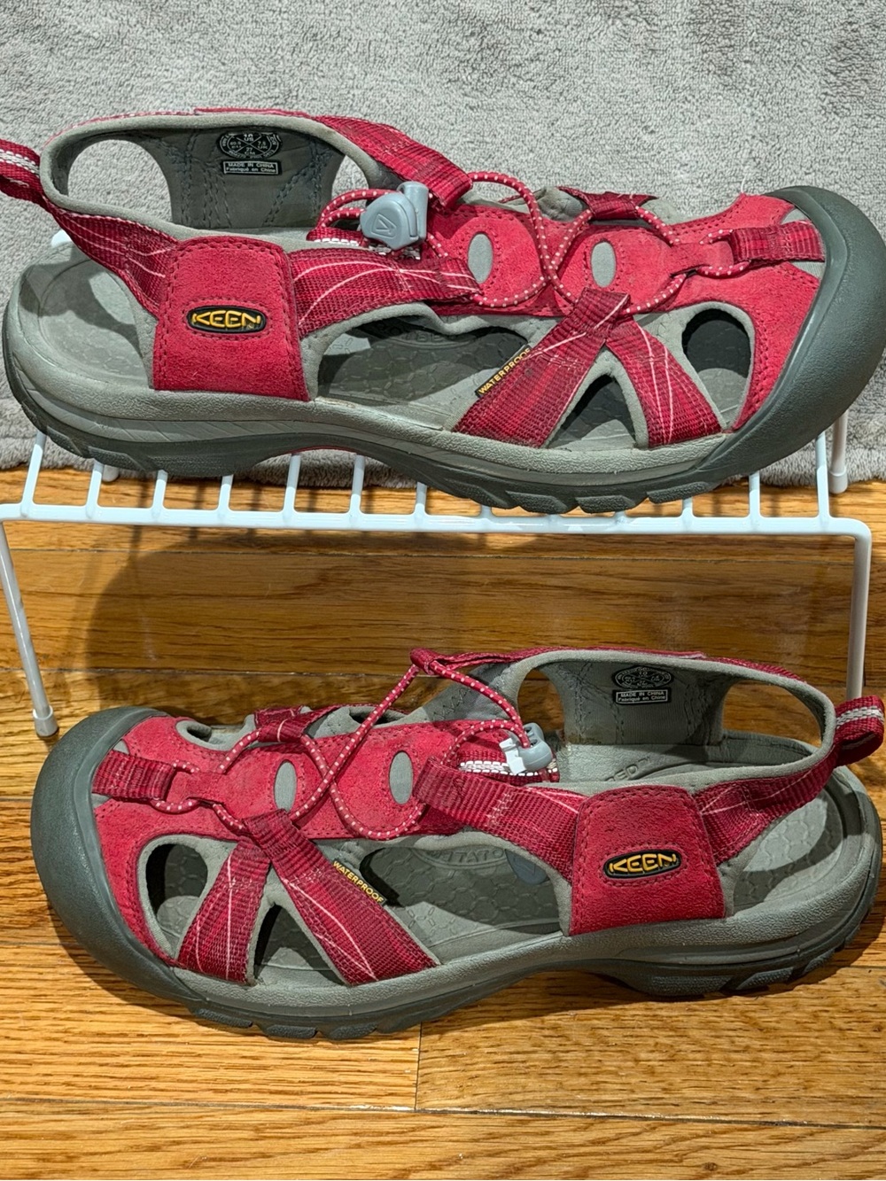 Keen Venice H2 Waterproof Sport Sandals Red Gray Women’s 10 Trail Shoes Comfy